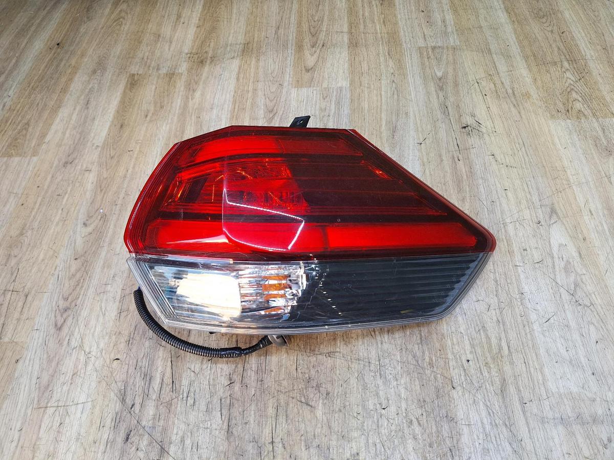 1000933877-Right Taillight Top