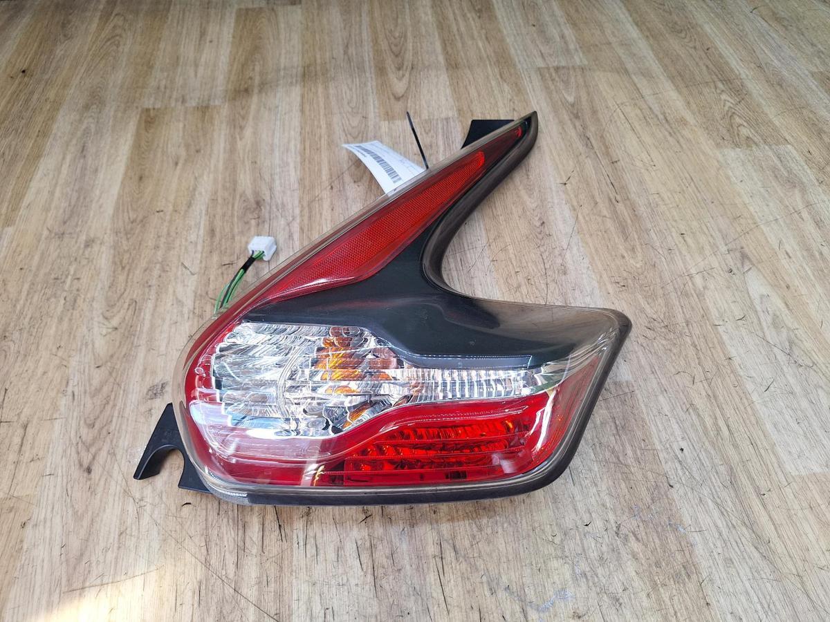 1000934937-Right Taillight Top