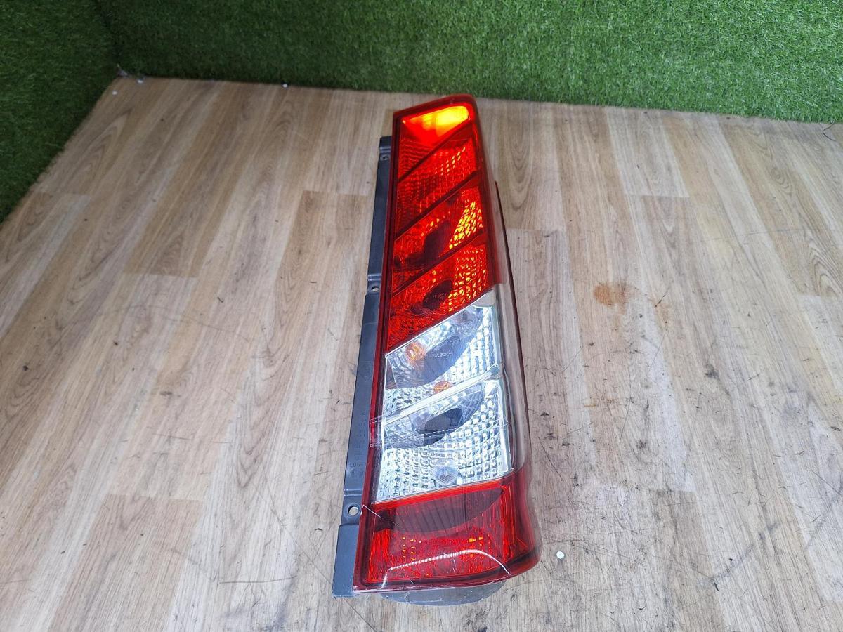 1000894660-Right Taillight Top