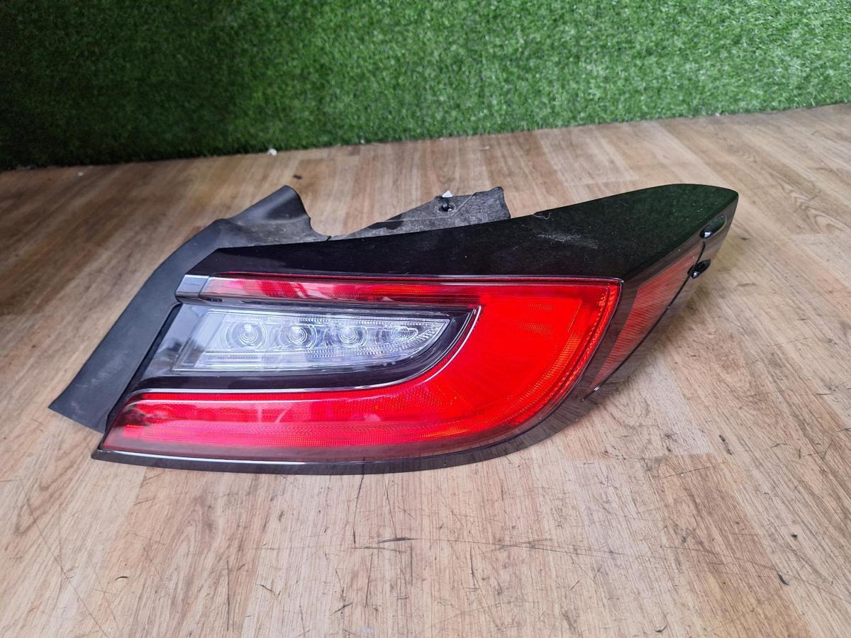 1000902230-Right Taillight Top
