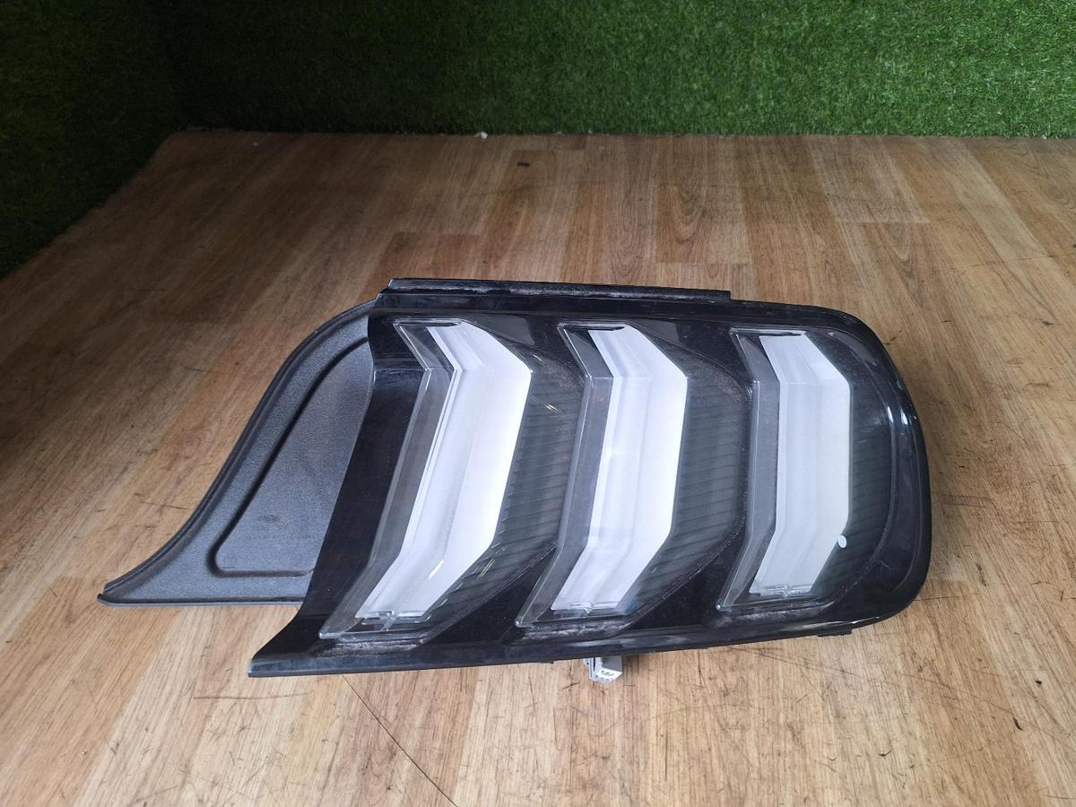 1000902471-Right Taillight Top