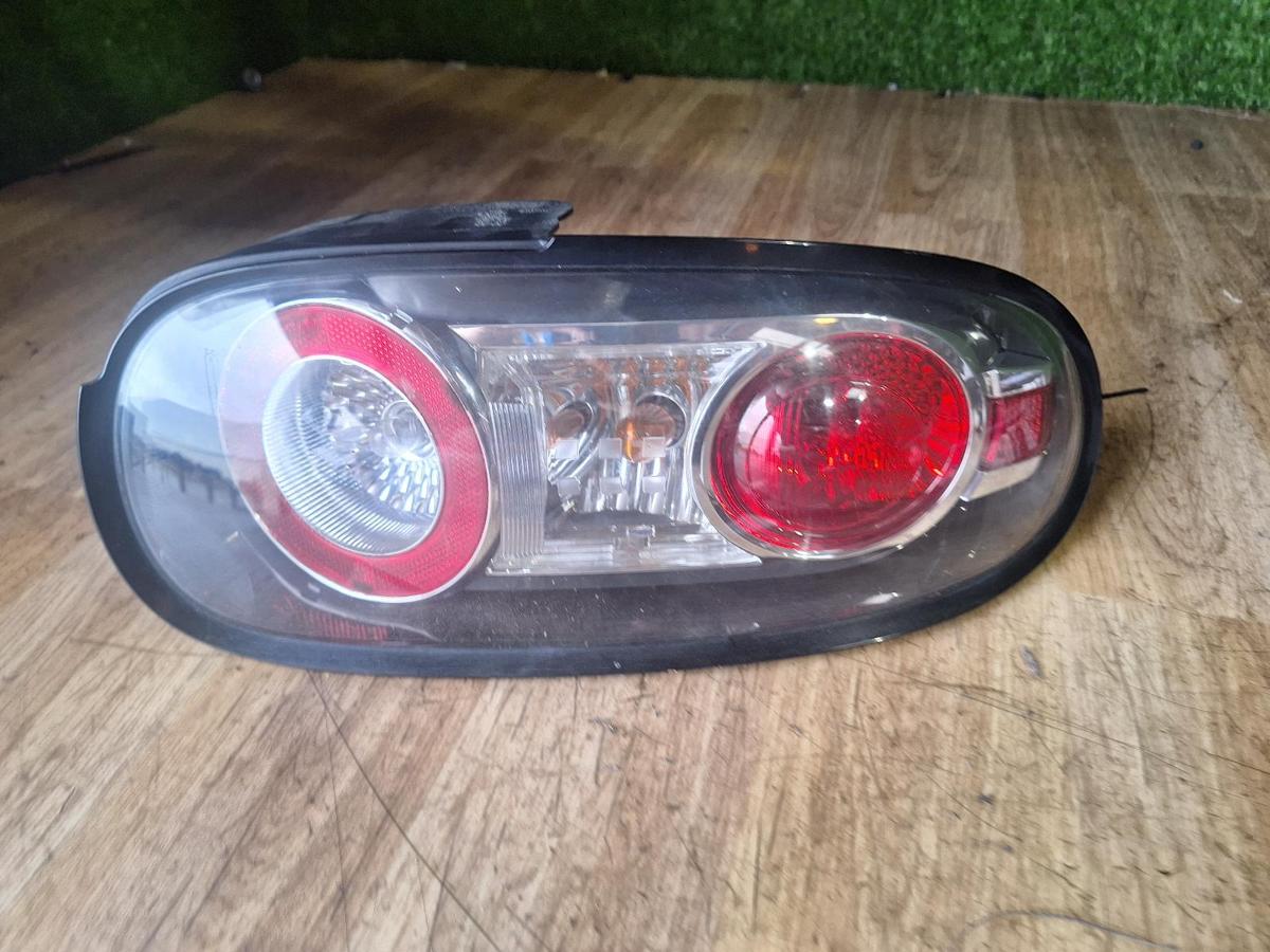 1000912849-Right Taillight Top