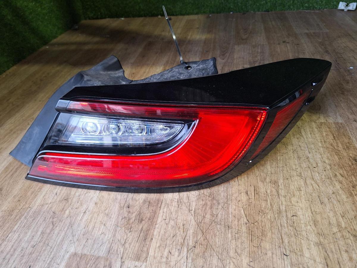 1000915985-Right Taillight Top