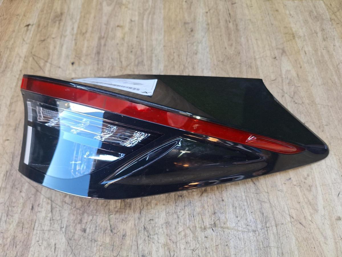 1000919820-Right Taillight Top