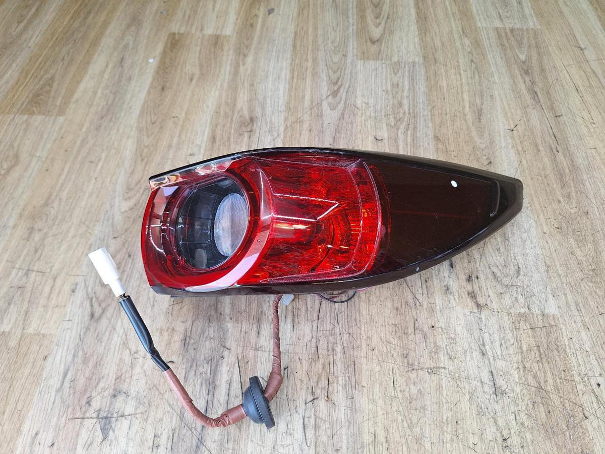 1000924459-Right Taillight Top