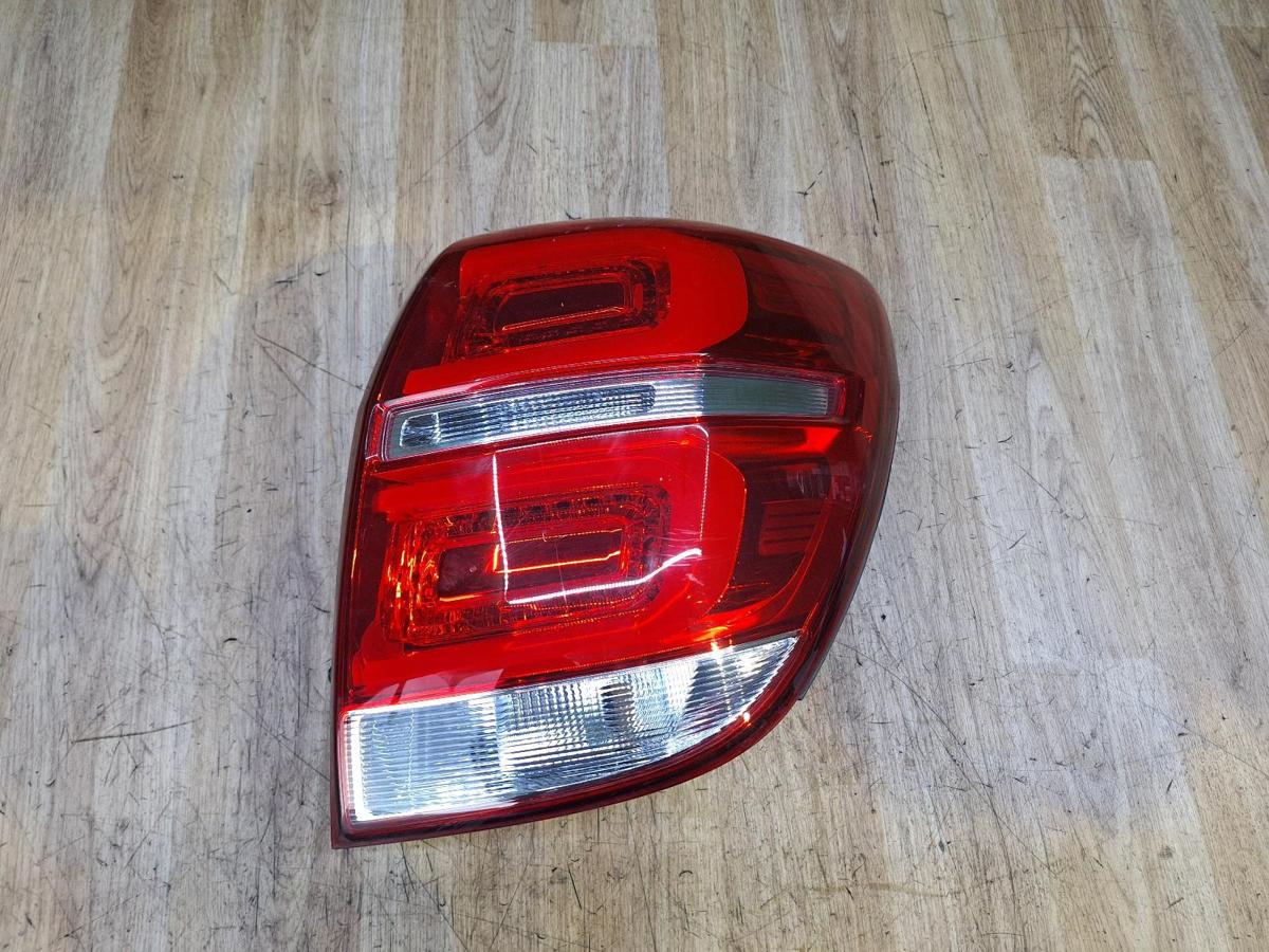 1000924613-Right Taillight Top