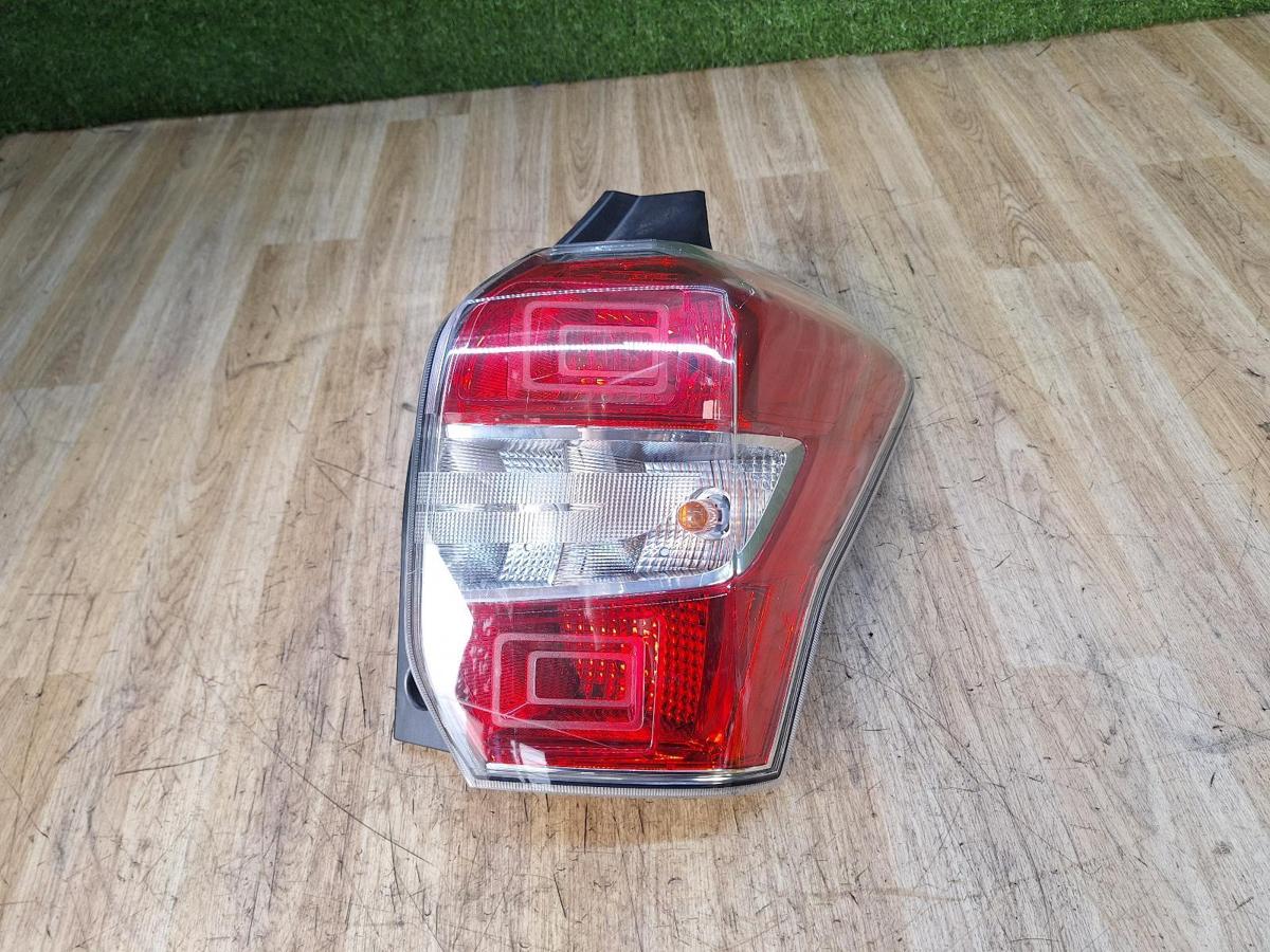 1000925392-Right Taillight Top