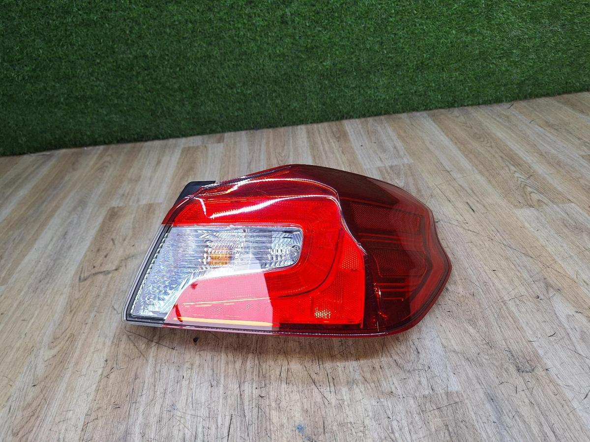 1000926816-Right Taillight Top