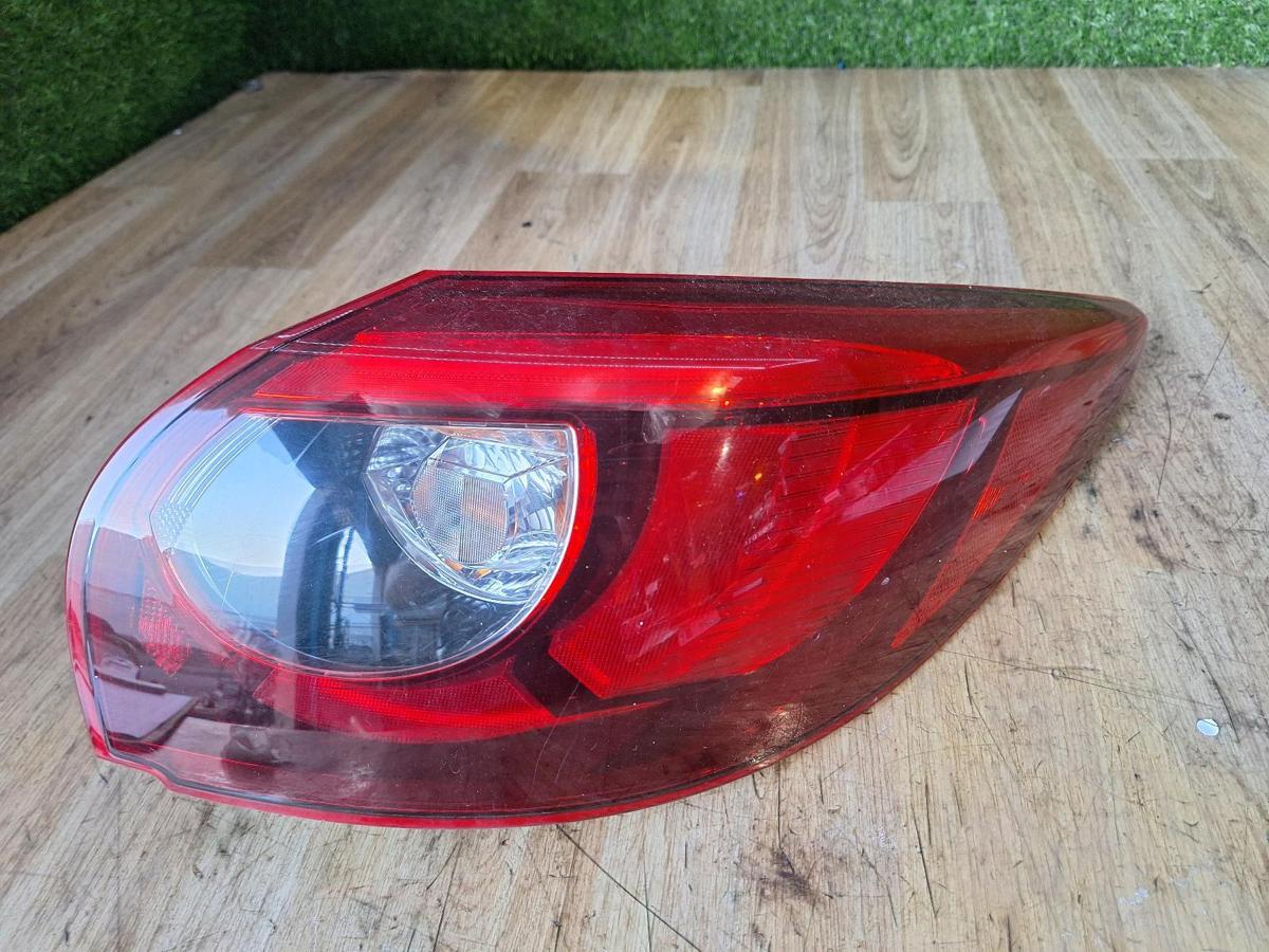 1000927161-Right Taillight Top