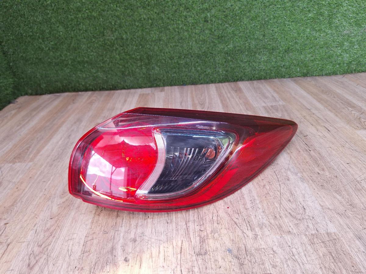 1000927311-Right Taillight Top