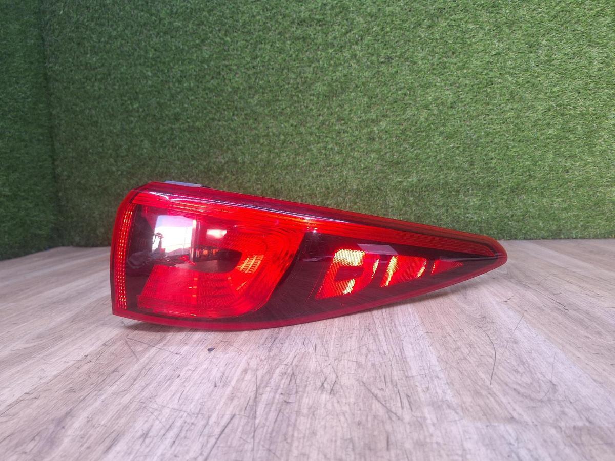 1000927437-Right Taillight Top
