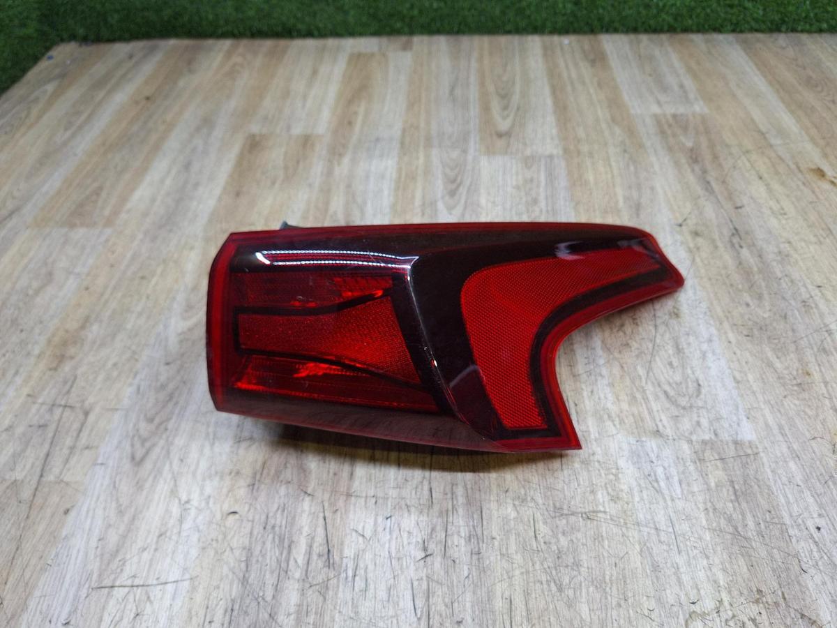 1000930568-Right Taillight Top