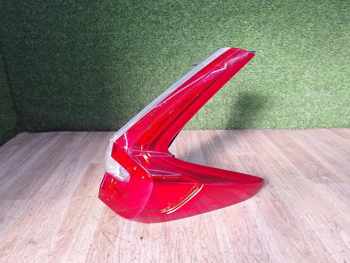 1000932123-Right Taillight Top