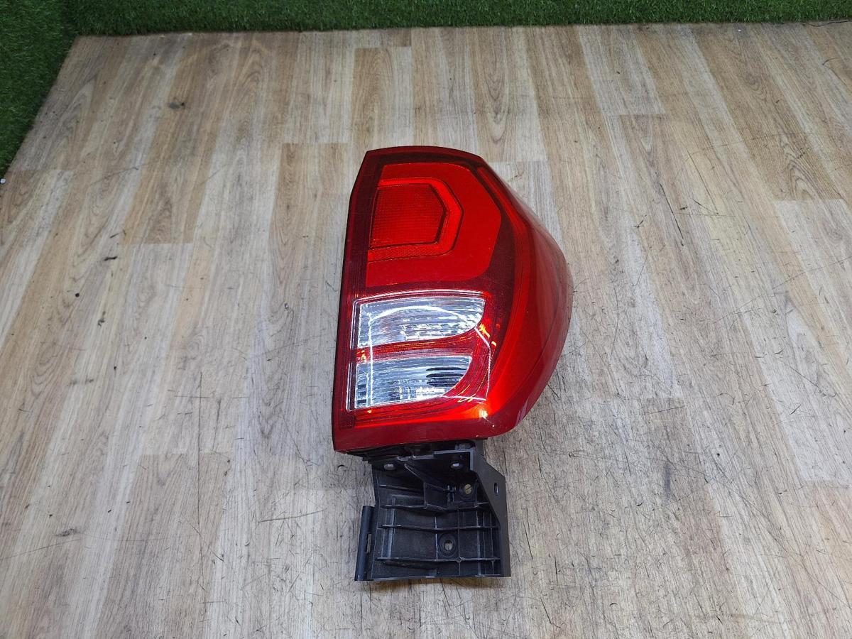 1000934401-Right Taillight Top