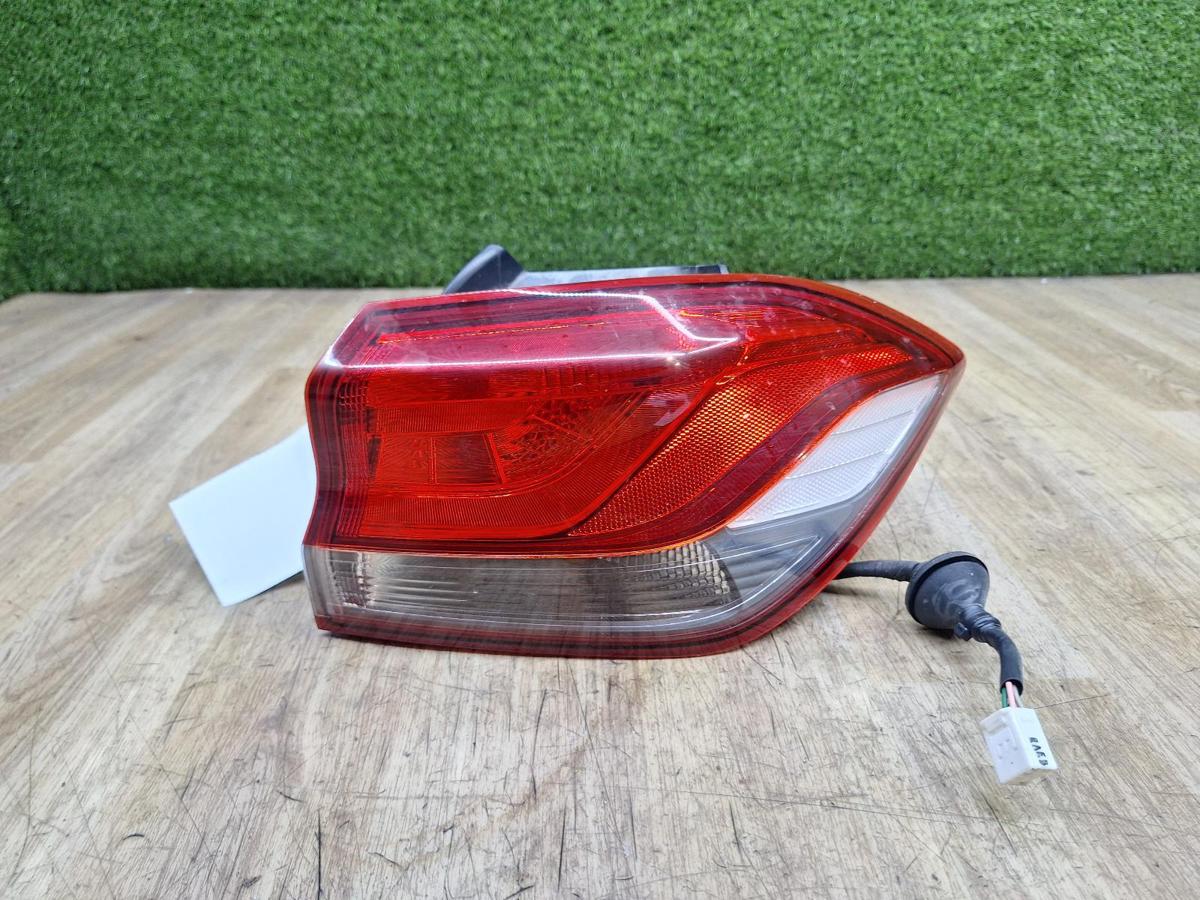 1000935201-Right Taillight Top