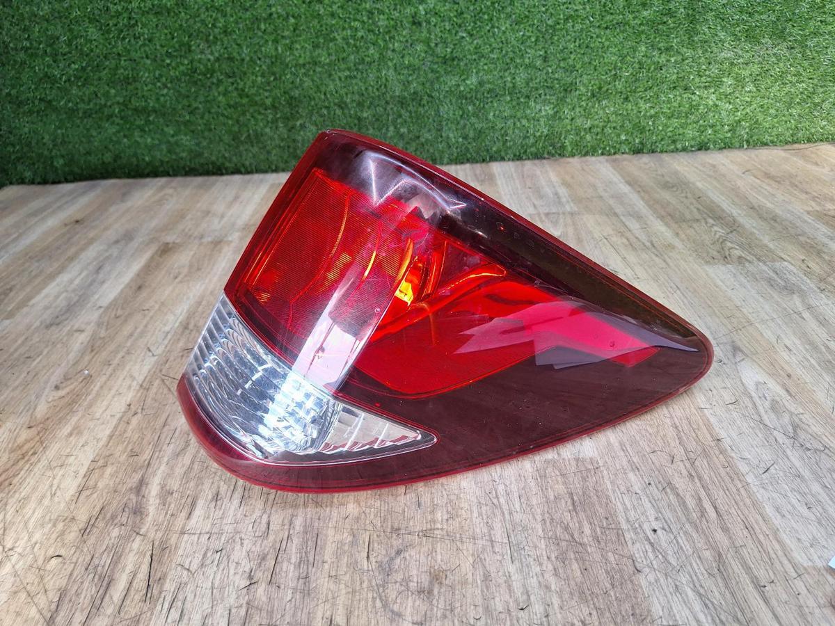 1000936405-Right Taillight Top