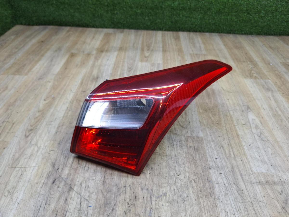 1000937207-Right Taillight Top