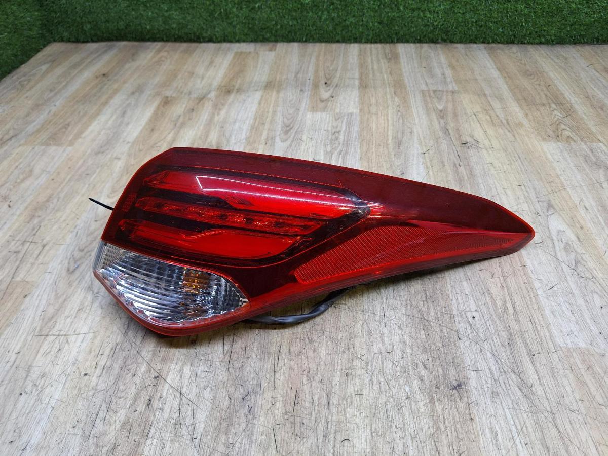 1000938693-Right Taillight Top