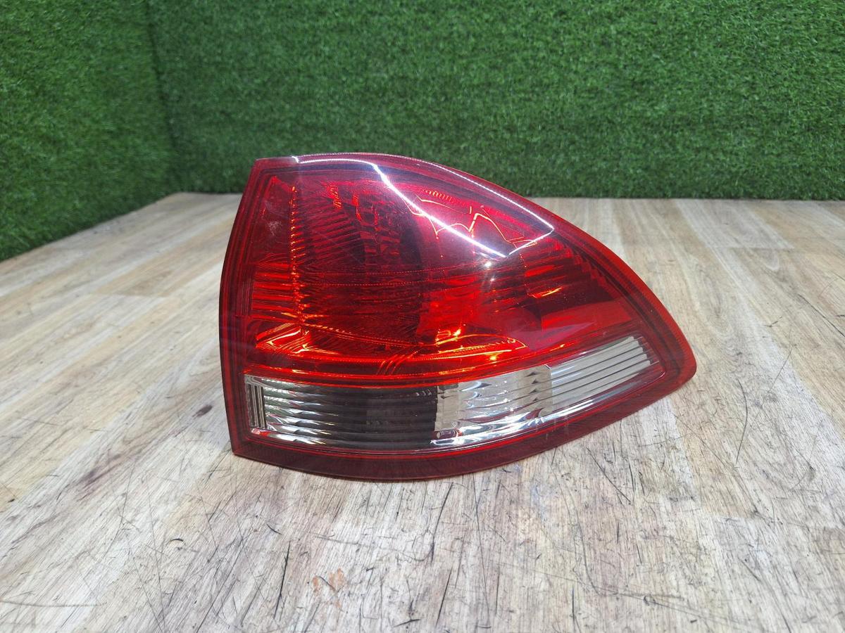 1000938843-Right Taillight Top
