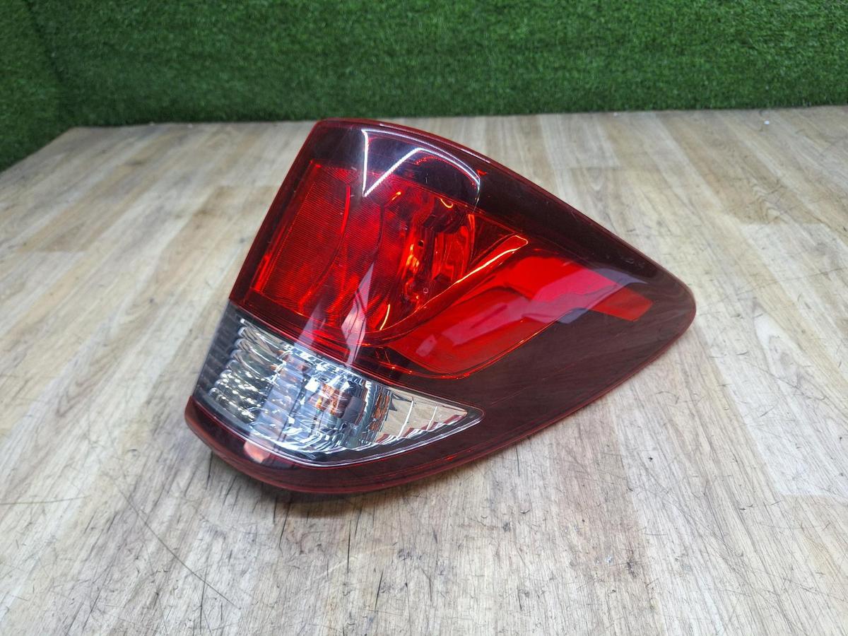 1000941534-Right Taillight Top