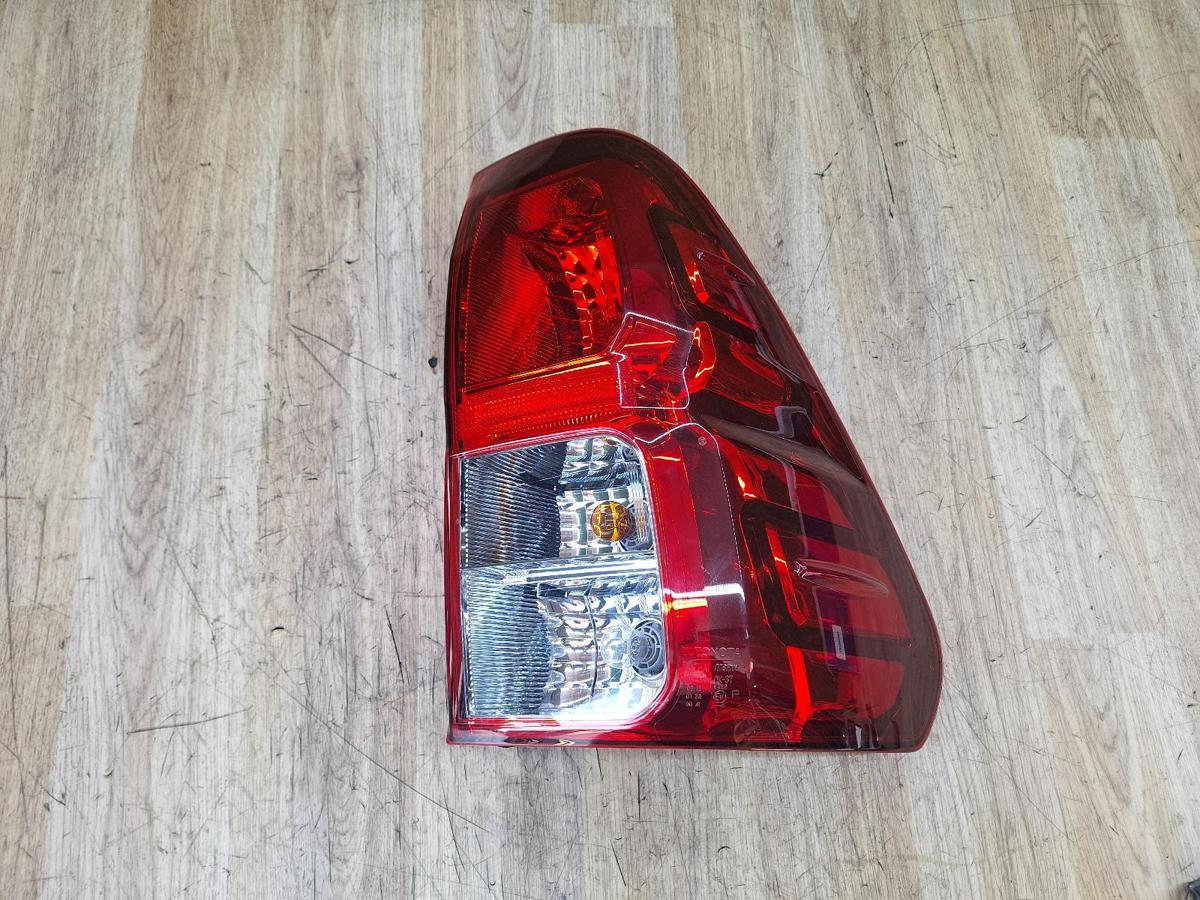 1000928114-Right Taillight Top