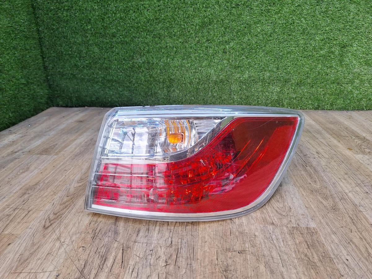 1000937474-Right Taillight Top