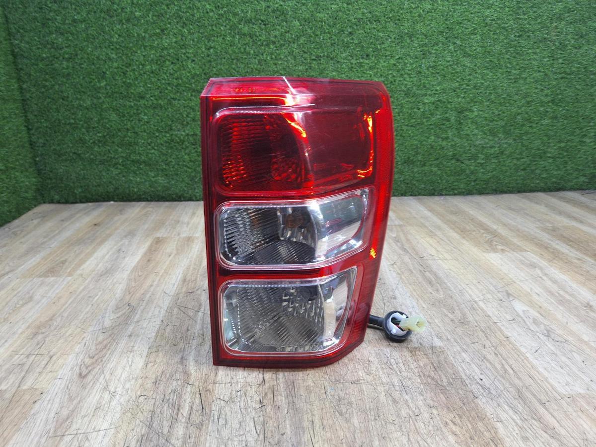 1000937825-Right Taillight Top