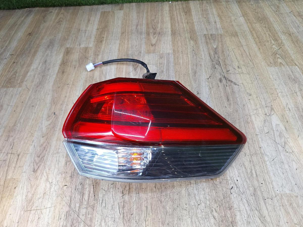 1000938998-Right Taillight Top