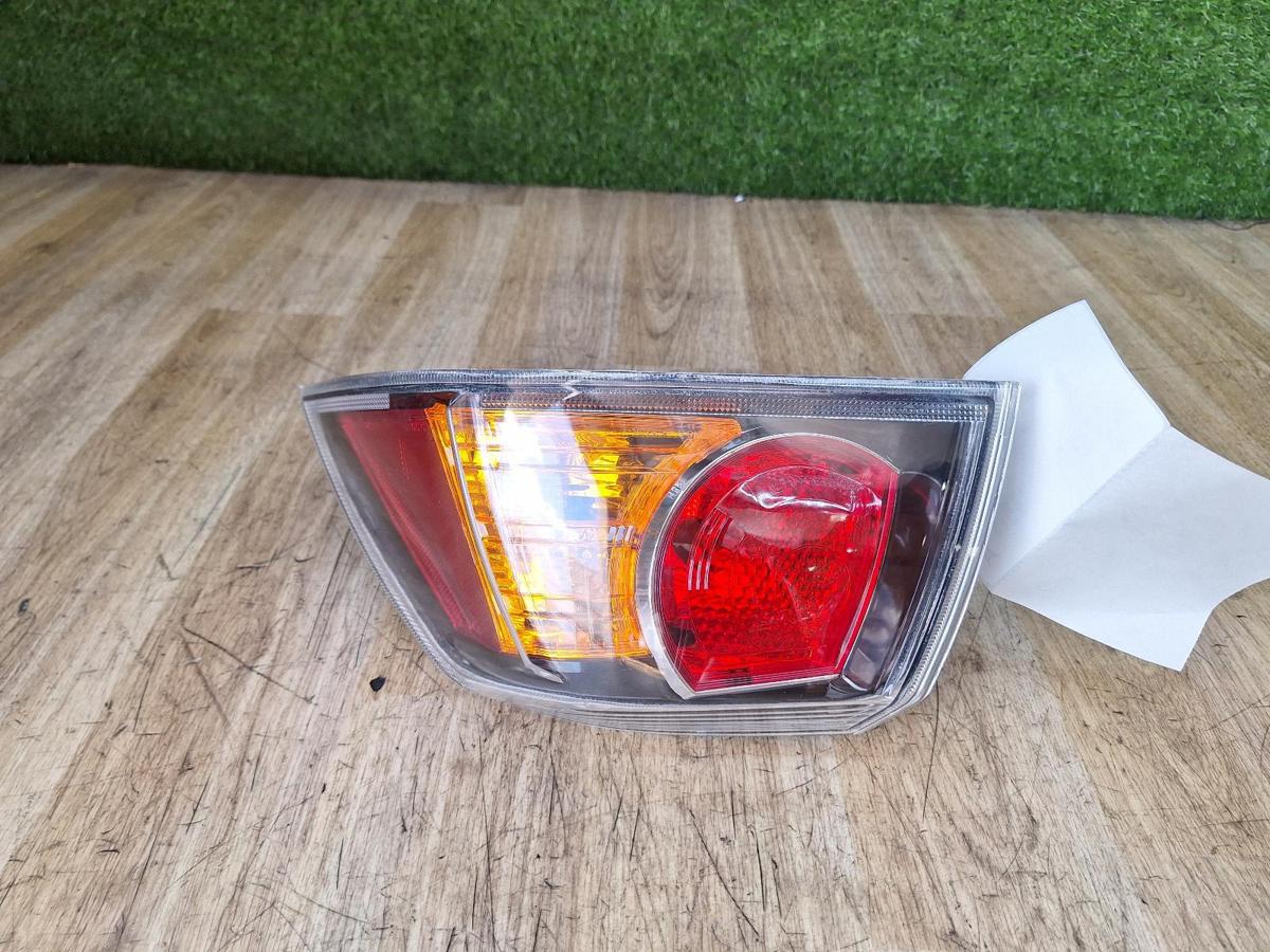 1000940177-Right Taillight Top