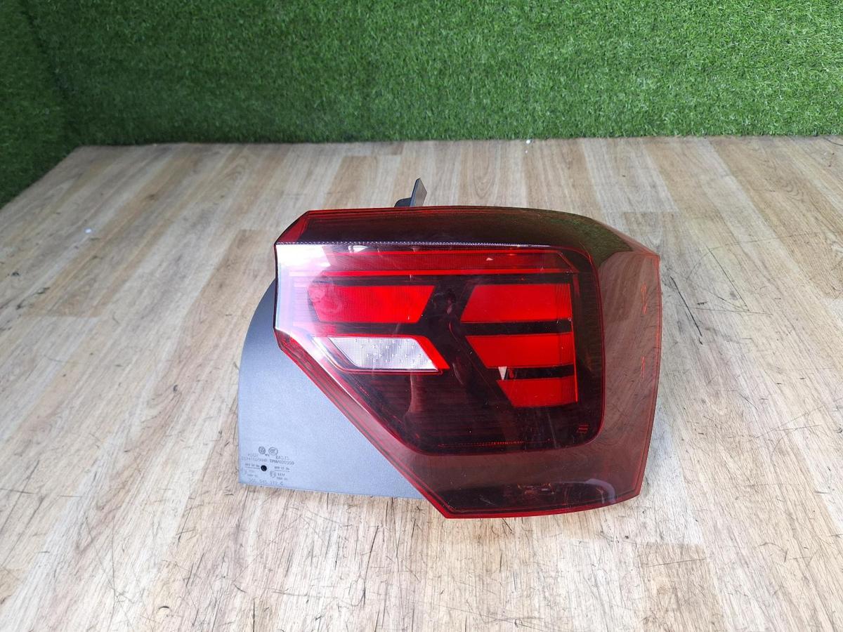 1000940851-Right Taillight Top