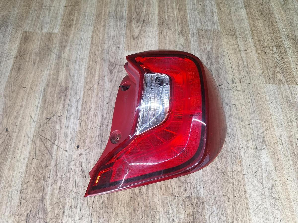 1000941119-Right Taillight Top