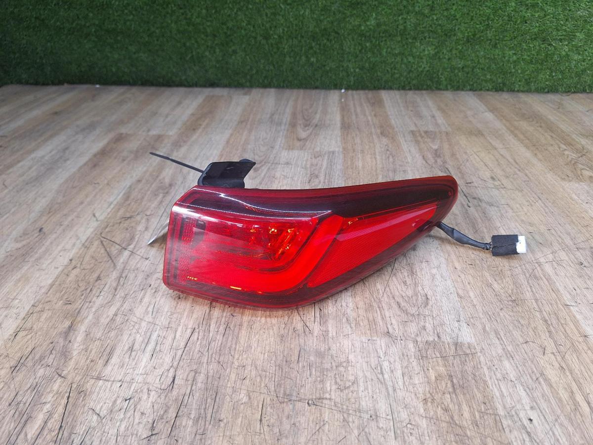 1000941249-Right Taillight Top