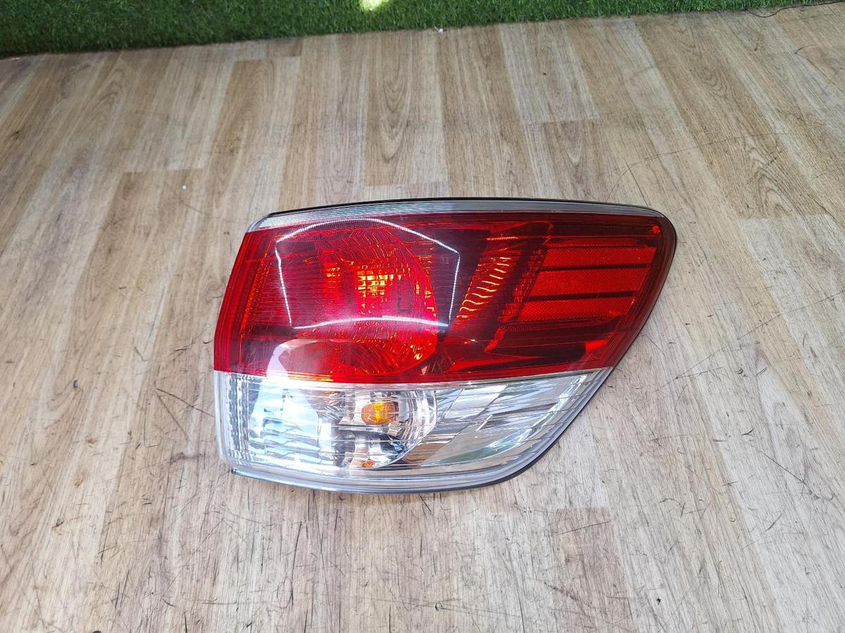 1000942953-Right Taillight Top