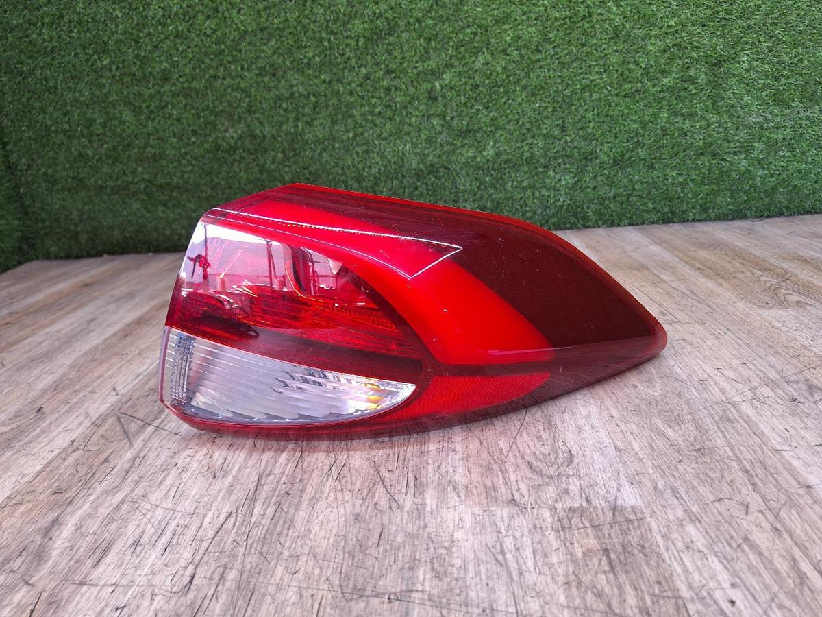 1000943678-Right Taillight Top
