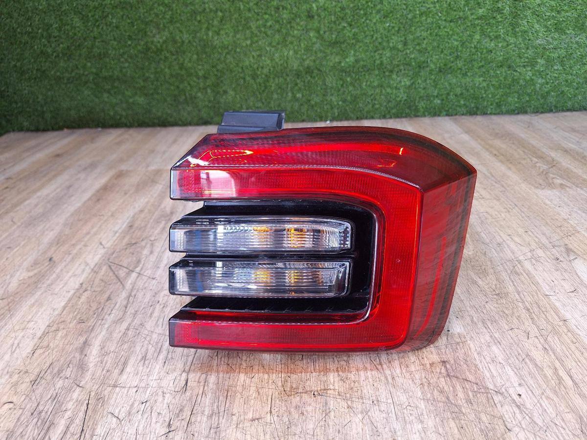 1000943817-Right Taillight Top