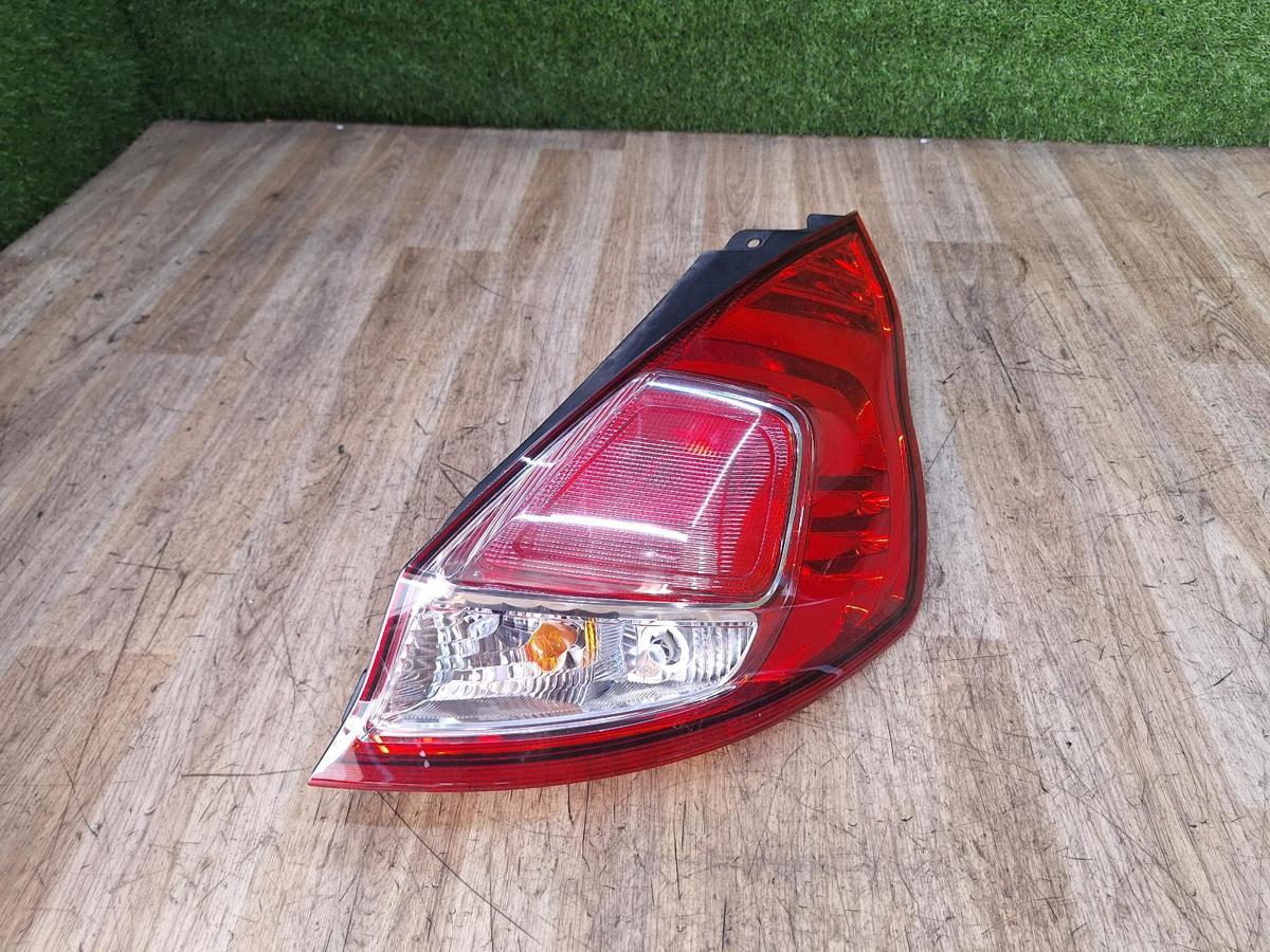 1000944167-Right Taillight Top