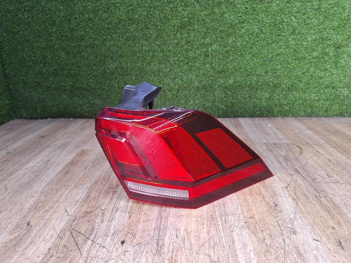 1000944784-Right Taillight Top