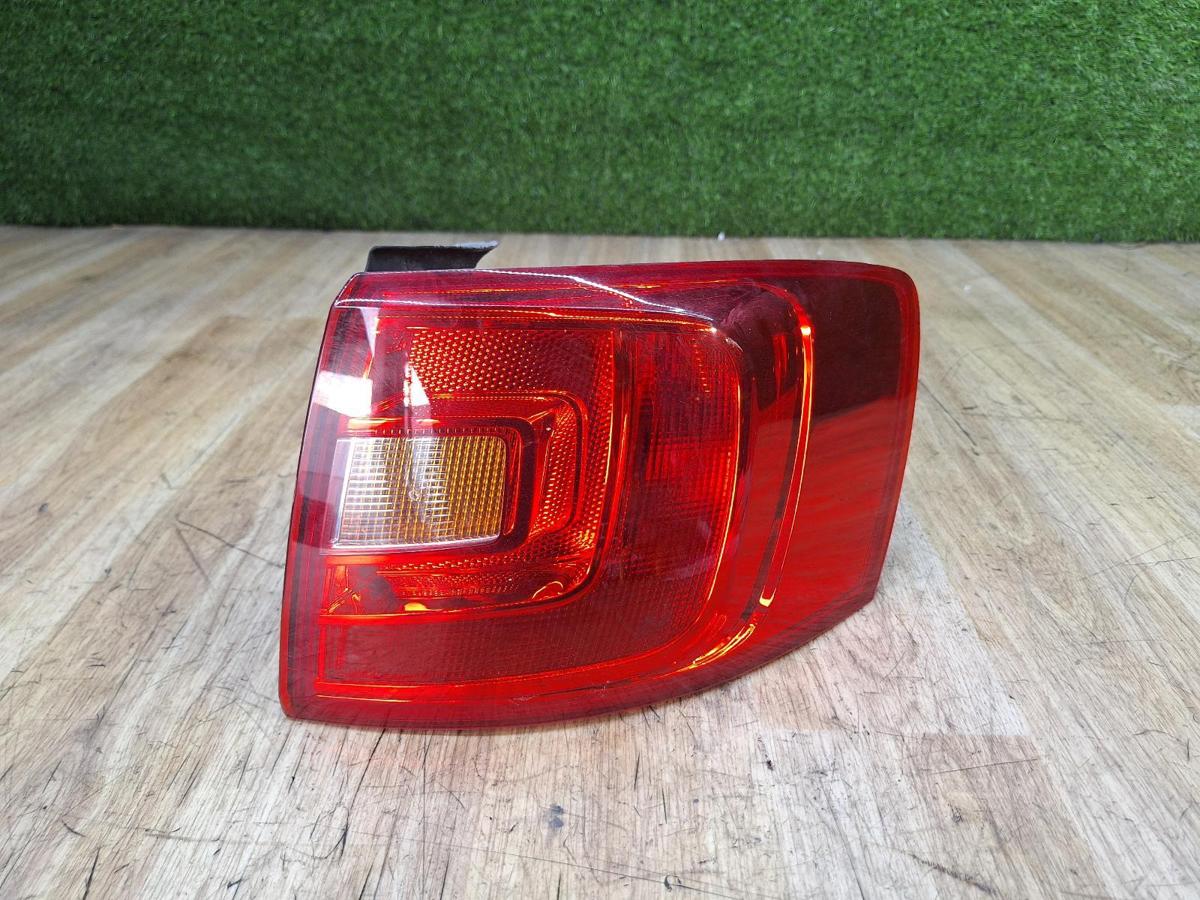 1000942386-Right Taillight Top