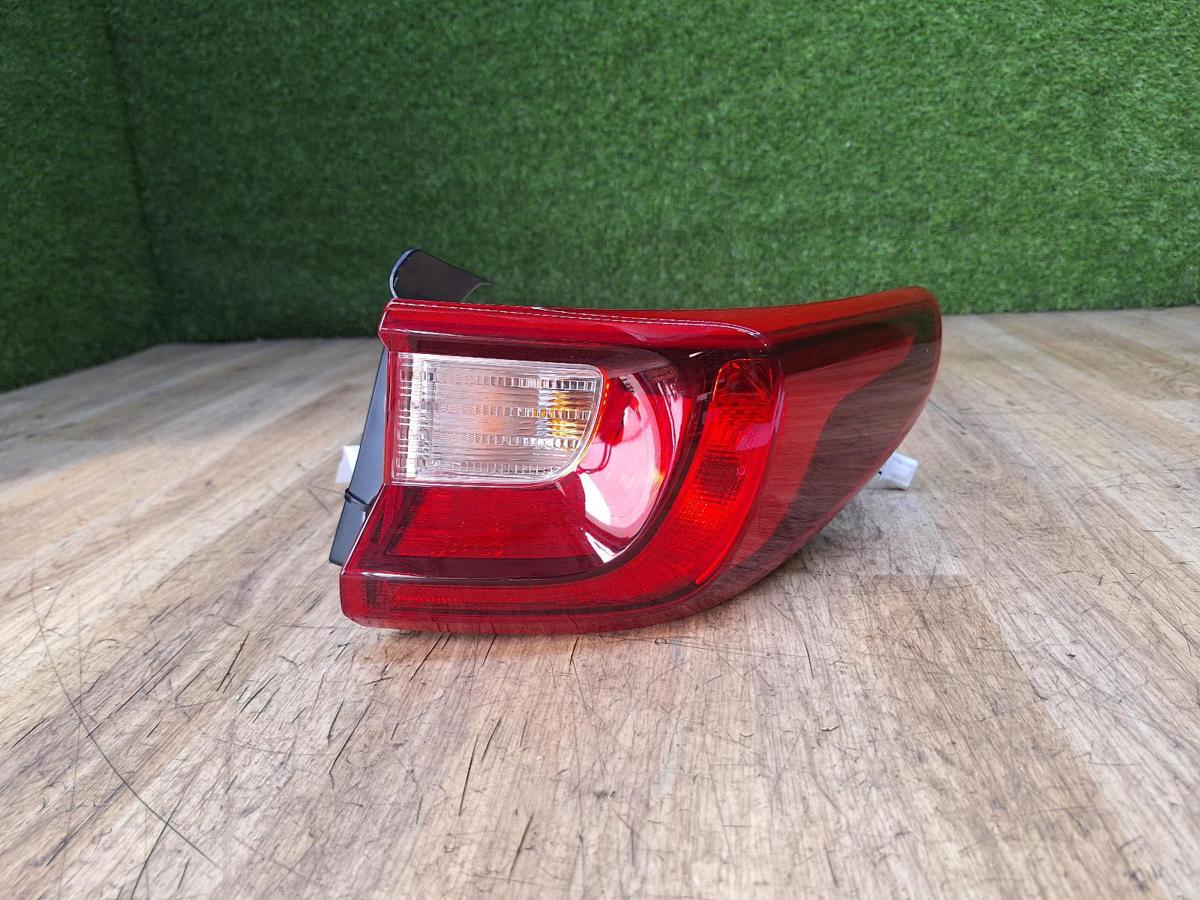 1000942510-Right Taillight Top