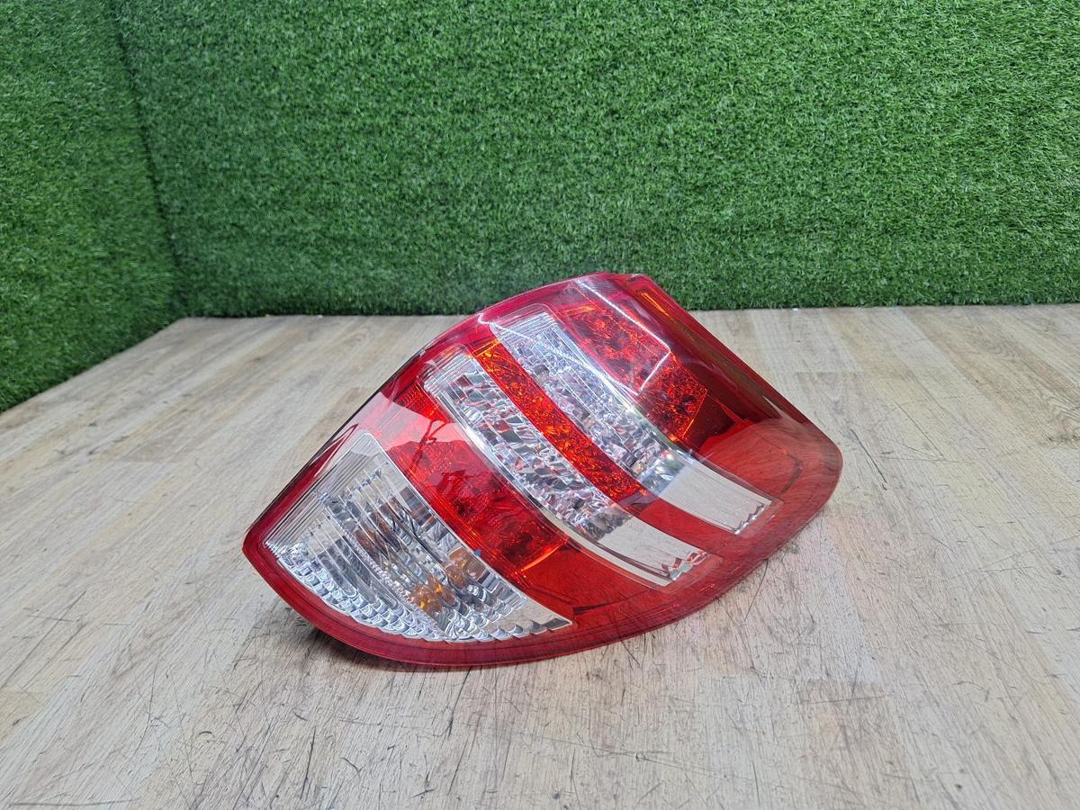 1000945699-Right Taillight Top
