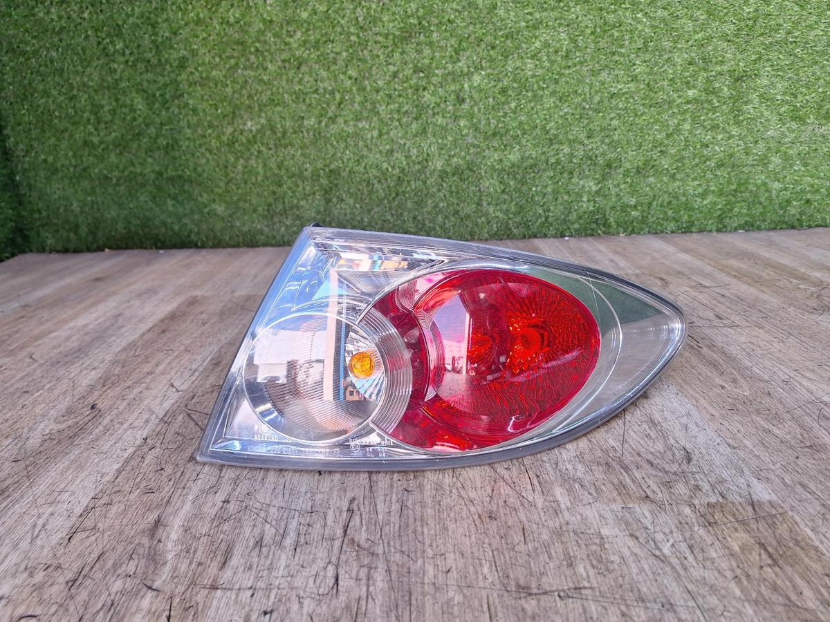 1000944927-Right Taillight Top