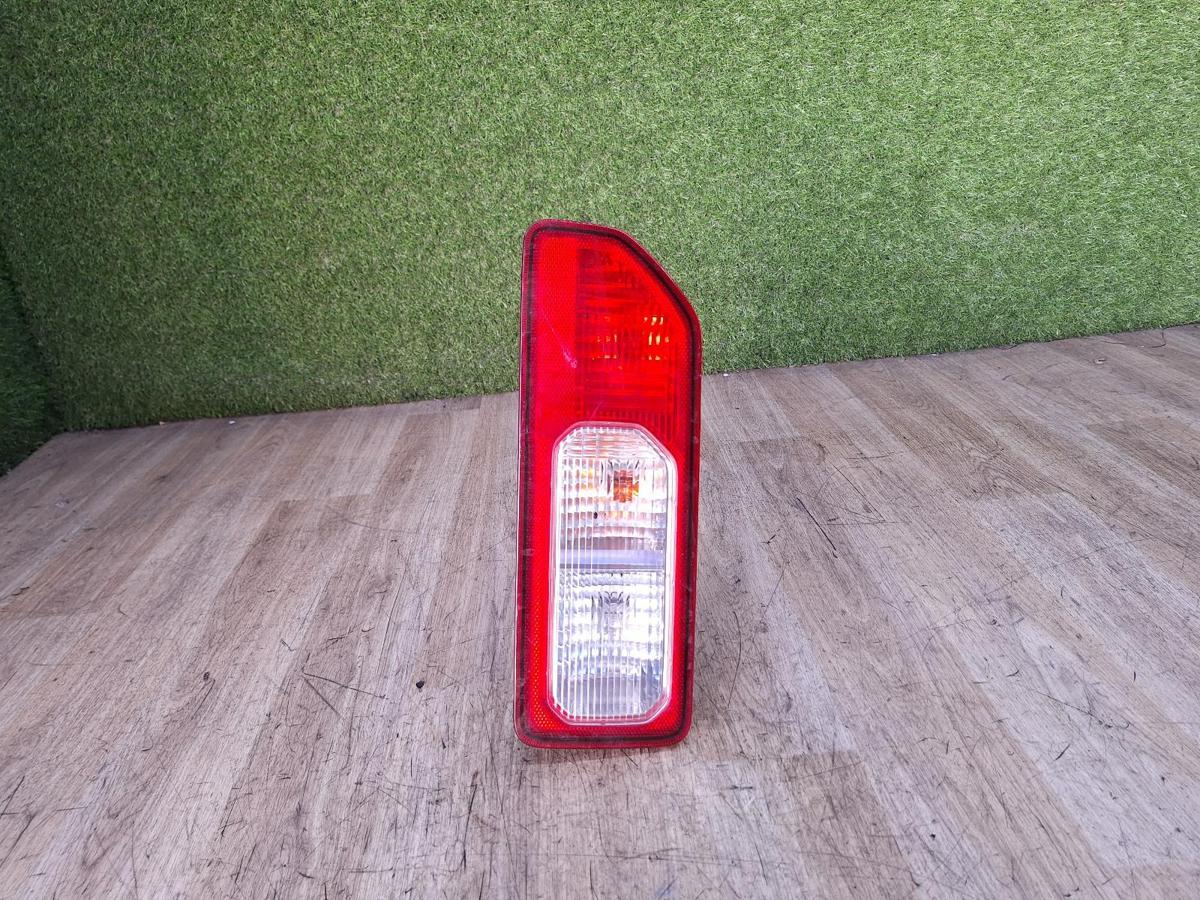 1000945463-Right Taillight Top
