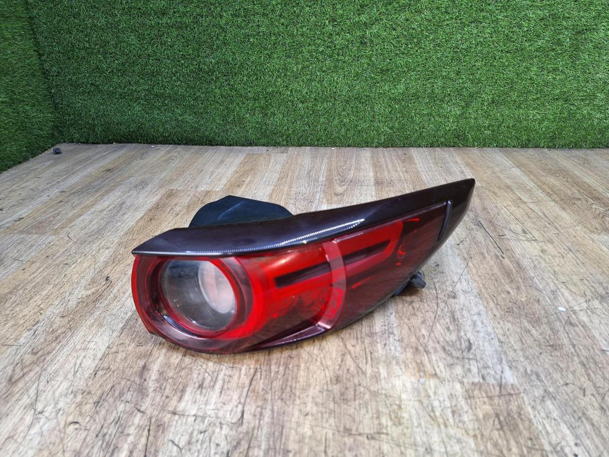 1000948091-Right Taillight Top
