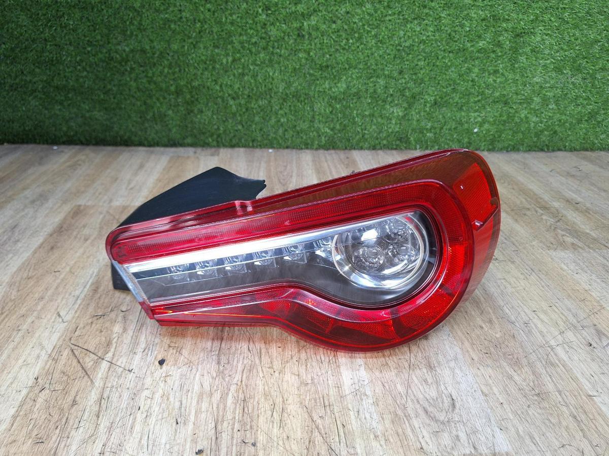 1000945571-Right Taillight Top