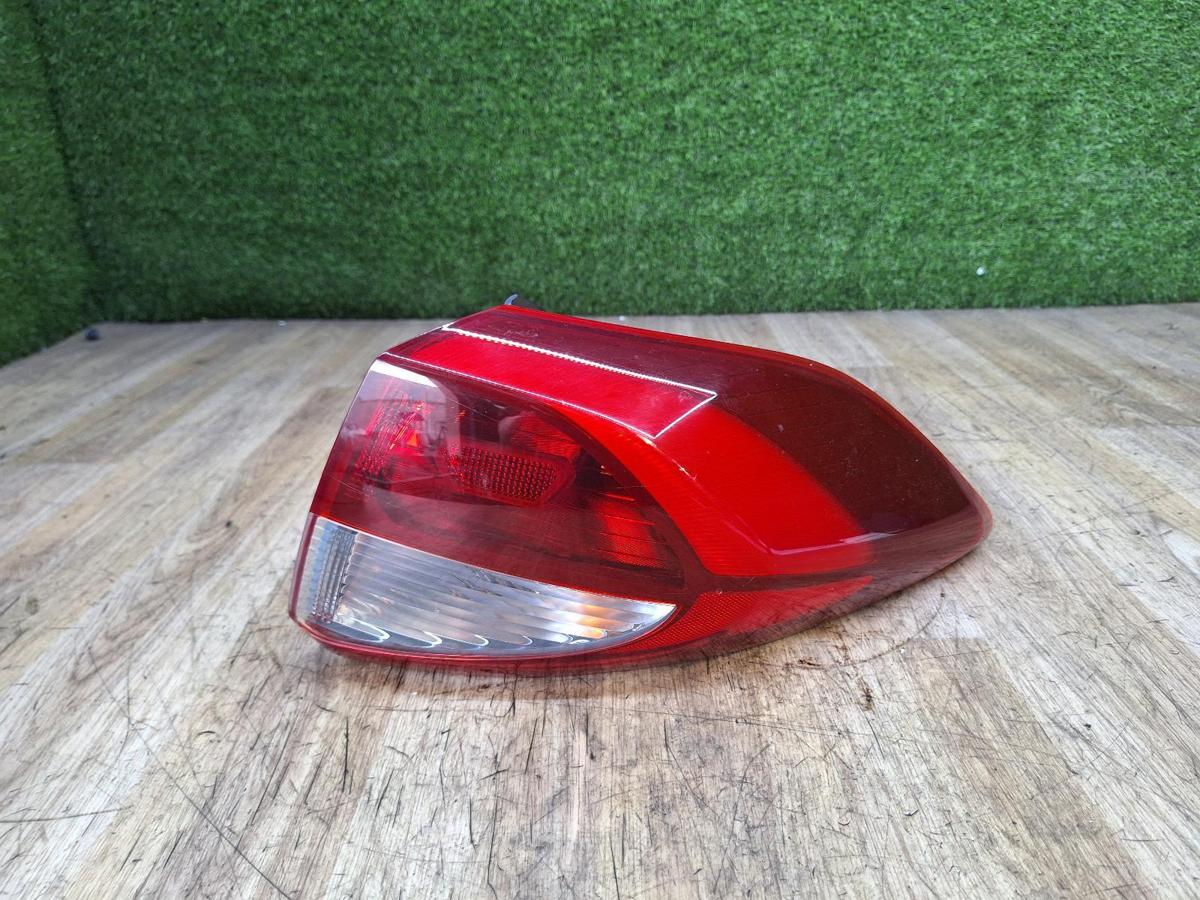 1000949642-Right Taillight Top