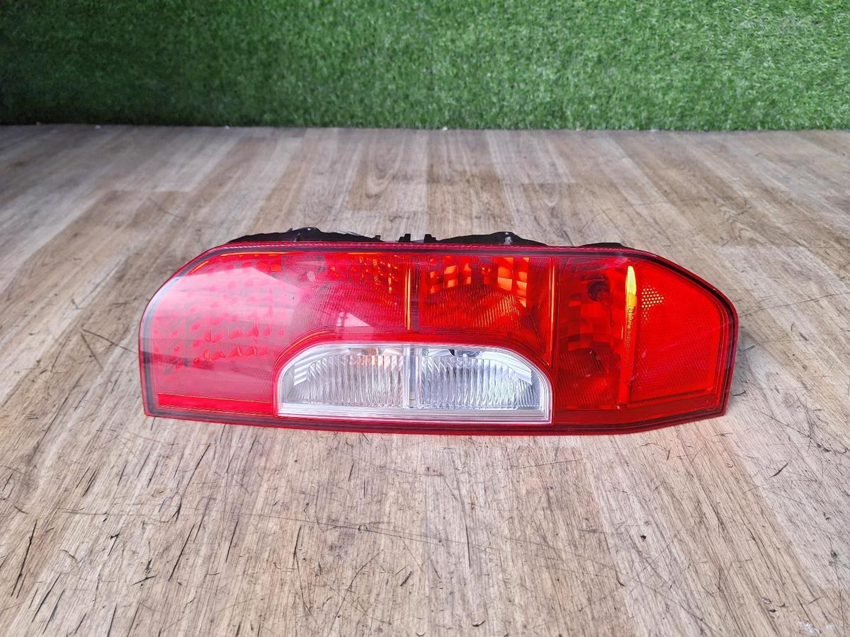 1000948405-Right Taillight Top
