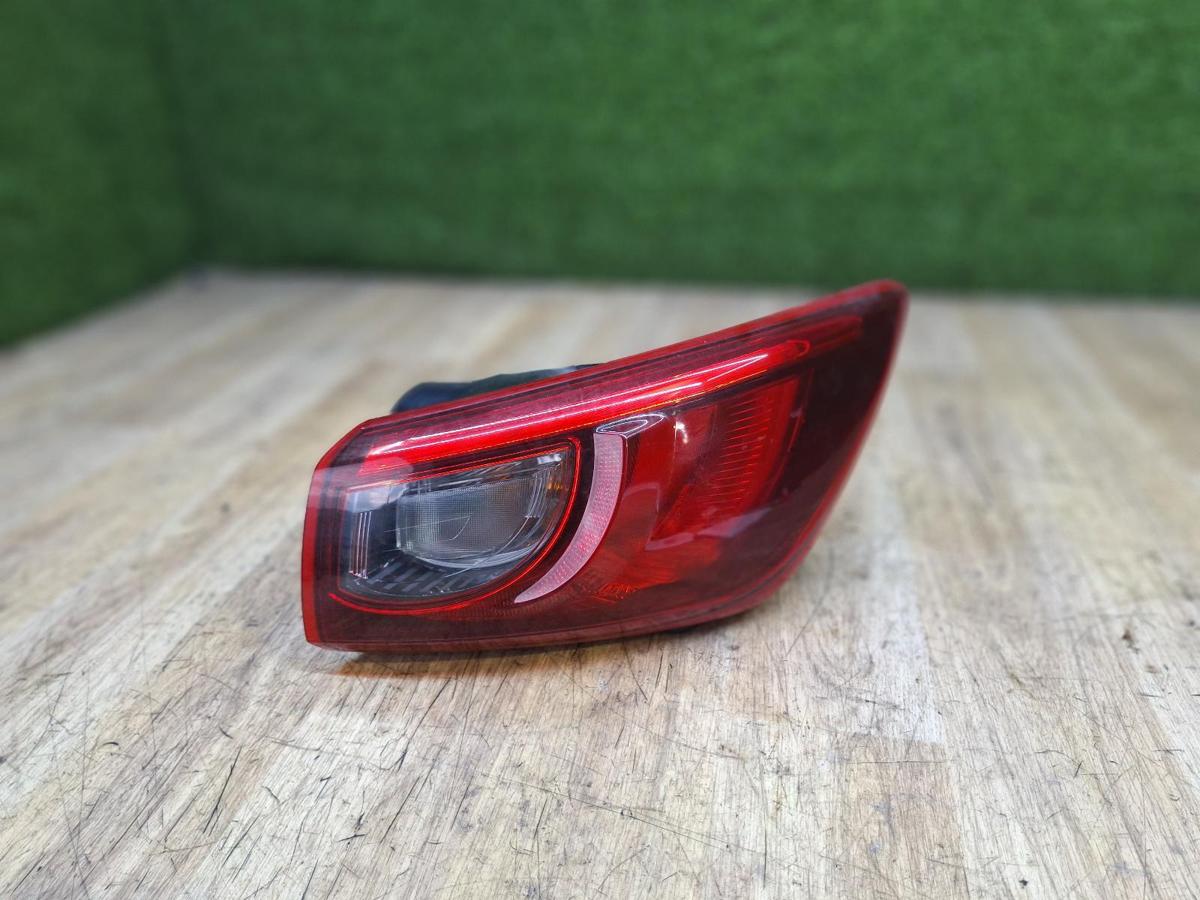 1000951960-Right Taillight Top