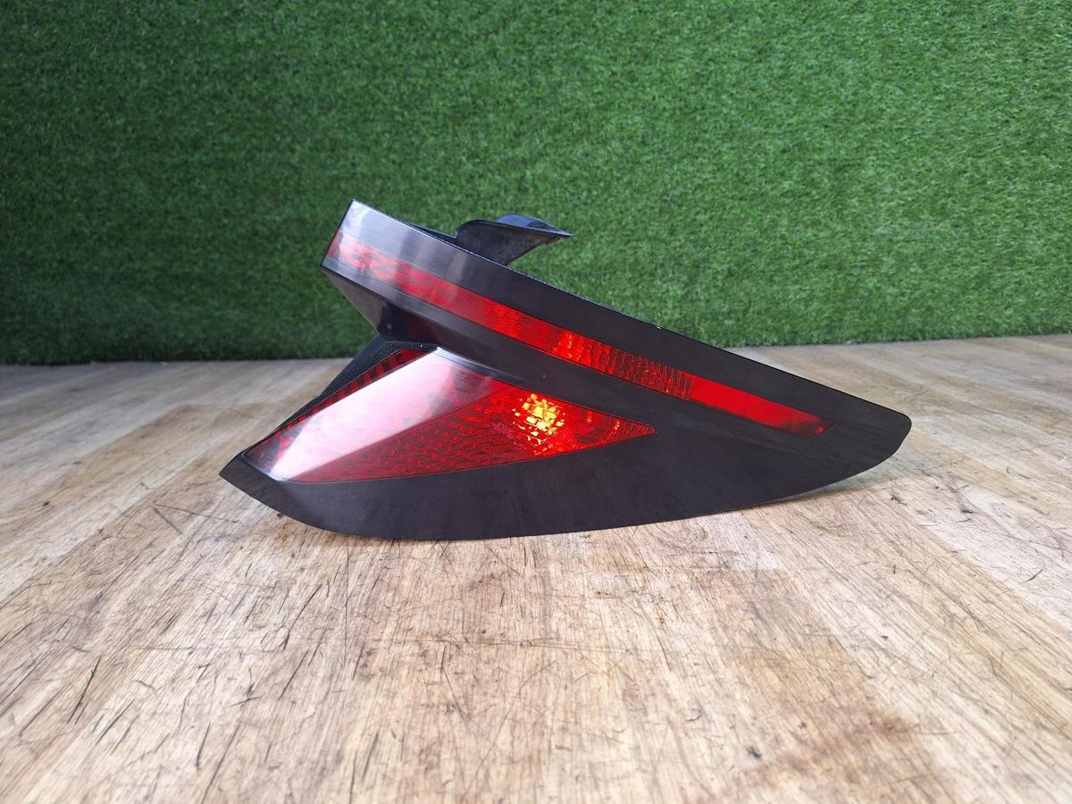 1000953496-Right Taillight Top