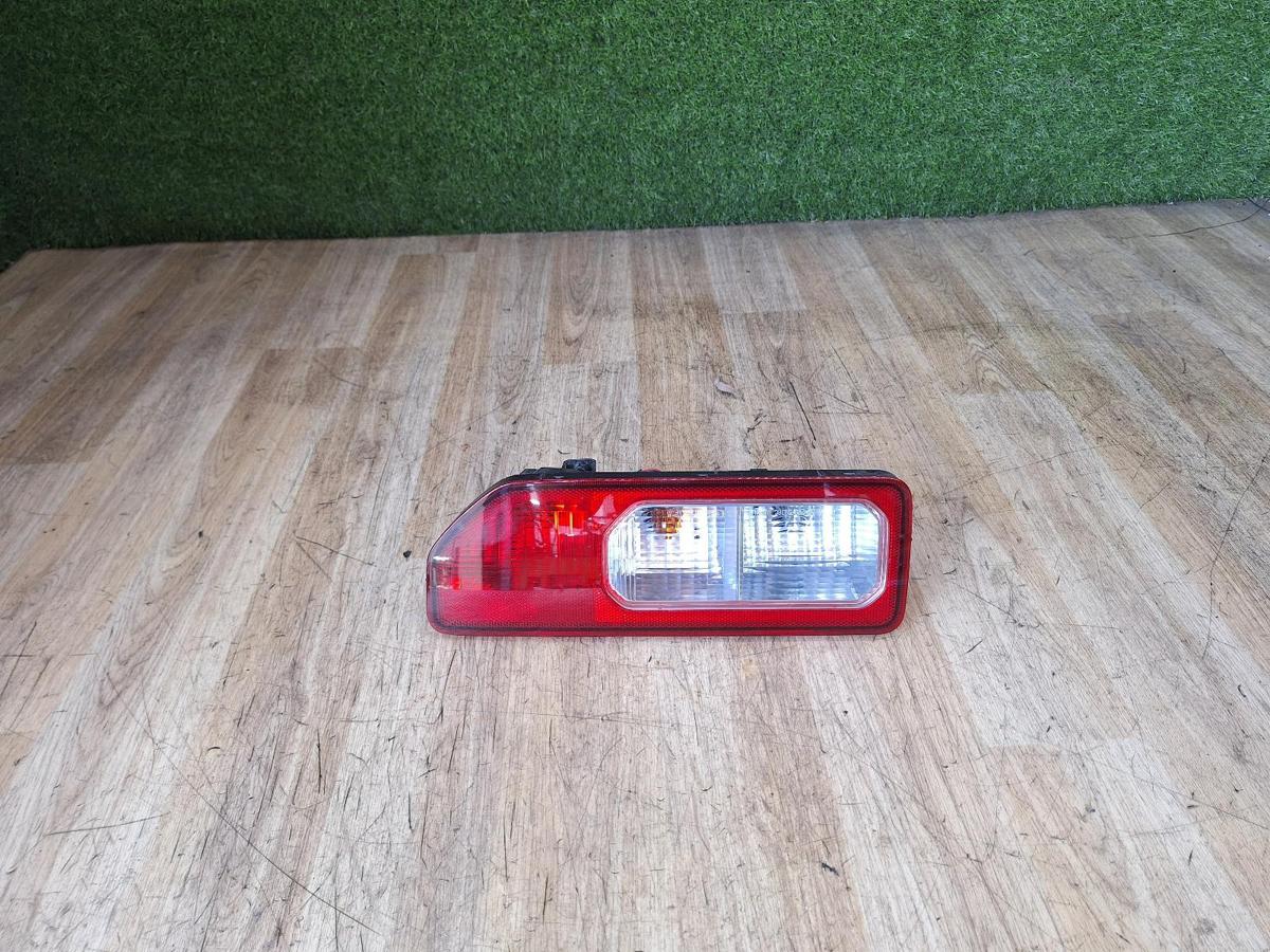 1000949528-Right Taillight Top
