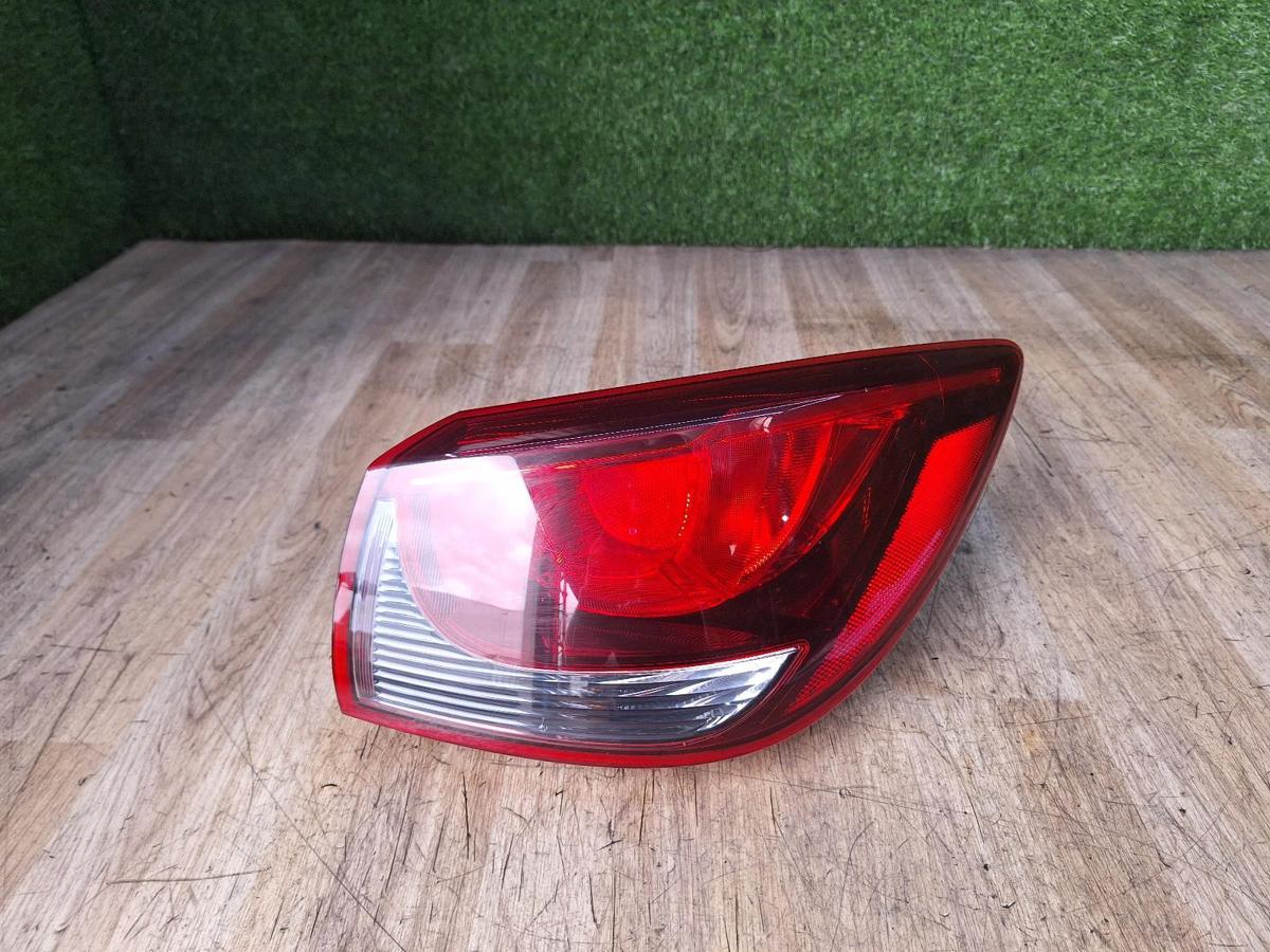 1000952785-Right Taillight Top